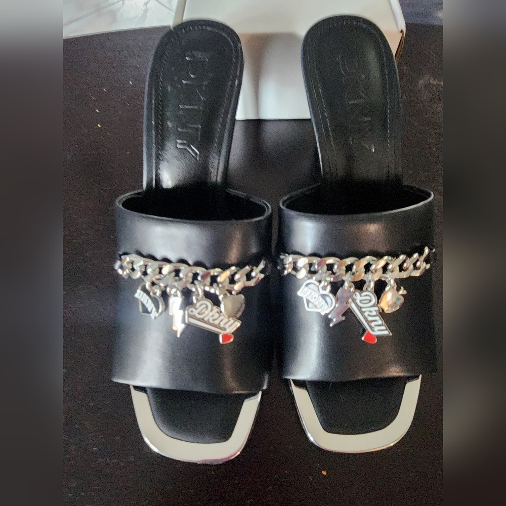 NWOT DKNY Black Slide Sandals with Silver Chain and Charms Size 6.5